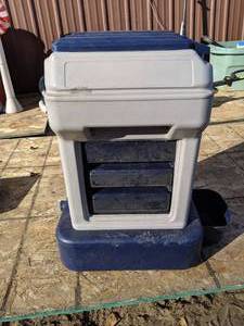 lot 162 image: Pet Food and Water Dish