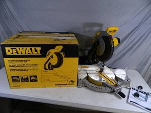 lot 21 image: Dewalt 12 inch Compound Miter Saw