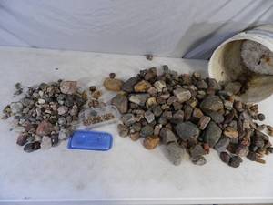 lot 101 image: Bucket of Rocks  Agates   Etc