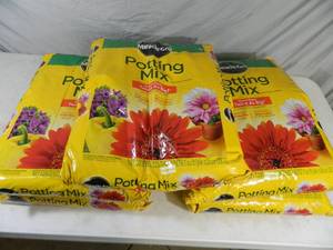 lot 124 image: 5 Large Bags Miracle Gro Potting Mix