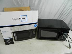 lot 232 image: New 700 Watt Microwave
