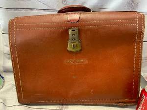 lot 3 image: Vintage Deep Buff Split Cowhide Briefcase