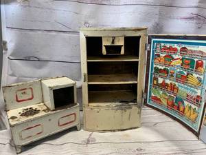 lot 5 image: 1950s Wolverine Toy Refrigerator And Store