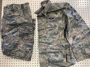 lot 14 image: Genuine Air Force Pants Size 36, Shirt Size 44