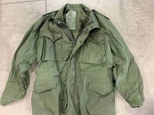 lot 37 image: Military Cold Weather Parka Size Medium