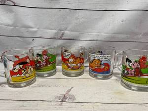 lot 39 image: Lot of 5 Vintage Garfield Mcdonalds Glasses