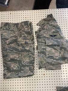 lot 17 image: Genuine Air Force Pants Size 36, Shirt Size 44