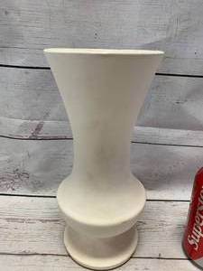 lot 56 image: Vintage McCoy Mid Century Floraline No. 401 Vase