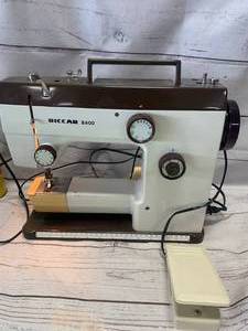 lot 97 image: Riccar 8400 Sewing Machine with Foot Pedal (powers up)