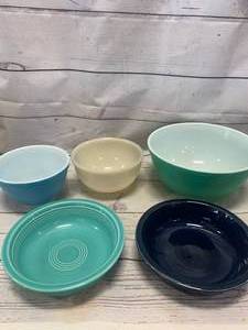 lot 109 image: Pyrex & Fiestaware Bowls