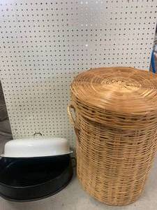 lot 114 image: Roaster Pan & 24 Tall Wicker Basket