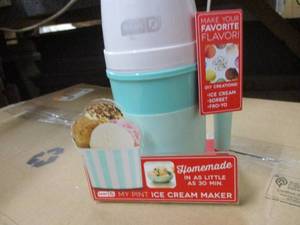 Dash My Pini Ice Cream Maker...