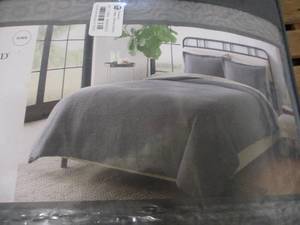 Threshold King Size Comforter Set...