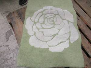 2 x 3 Safavieh Rug (looks used)...