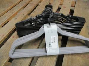 10 Non Slip Hangers and Plastic Han...