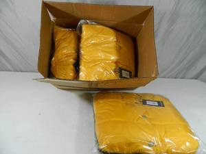 lot 26 image: 4 New 2X Puffer Jackets