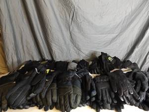 lot 46 image: 40 New Pair of Winter Gloves