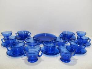 lot 84 image: Vintage Mid Century Cobalt Blue Hazel Atlas Moderntone Glassware