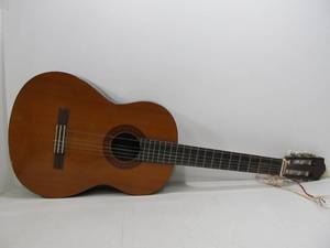 lot 10 image: Vintage YAMAHA Model C40 Acoustic Guitar