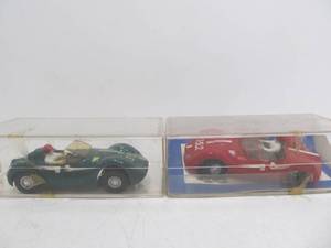 lot 32 image: 2 Vintage MARX Road Race 132 Slot Cars