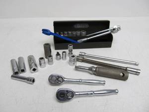 lot 115 image: Vintage SNAP-ON Tool Socket Set Wrenches & Extra Sockets