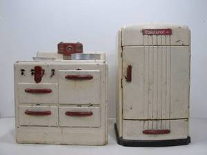 lot 186 image: Large Vintage Toy Stove & Refrigerator