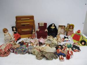 lot 165 image: Large Lot of Vintage 1940s-50s Dolls wMany Outfits
