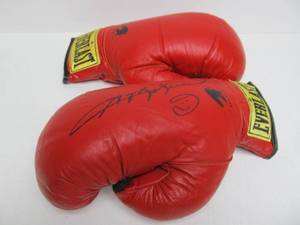 lot 277 image: Pair of Authentic SUGAR RAY LEONARD Autographed Boxing Gloves