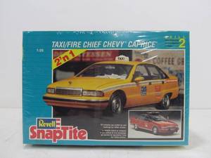 lot 255 image: New in Box Revell SnapTite TaxiFire Chief Chevy Caprice Model