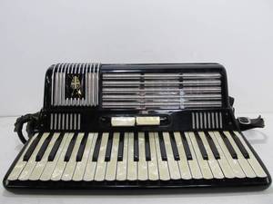 lot 260 image: Very Nice Vintage SILVERTONE Accordion wCase