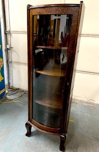 lot 4 image: Nice Antique Oak Curved Glass Curio Cabinet