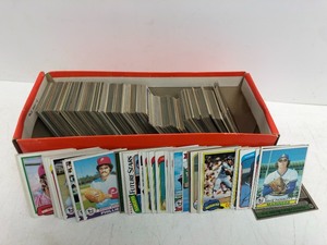 lot 78 image: Large Lot of 1970s-80s Football & Baseball Cards