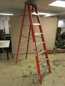 8 LOUISVILLE STEP LADDER, W 300 LB. LOAD CAPACITY, OSHA APPROVED