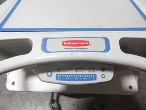 lot 25 image: Rubbermaid 9M3800D35 Medical Cart 