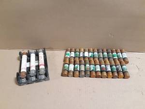 lot 100 image: (25) Fusetron Fuses  3 Pole Fuse Block
