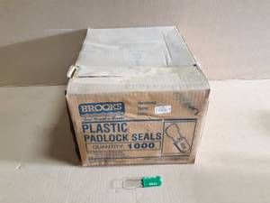 lot 122 image: Case of 1000 Brooks Plastic Padlock Seals - Green