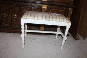lot 121 image: Padded Wood Dressing Bench