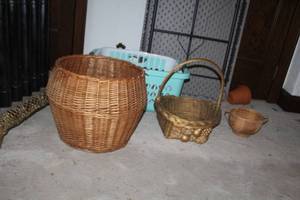 lot 130 image: Lot of (3) Wicker Baskets