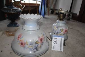 lot 109 image: Decorative Floral Glass Table Lamp