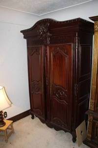 lot 2 image: Ornate Arched Wood Dining Room Hutch China Cabinet 2-Door