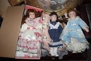 lot 149 image: Lot of (3) Collectors Dolls