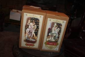 lot 154 image: Lot of (2) Grandeur Noel Collectors Edition Angel Porcelain Figurines