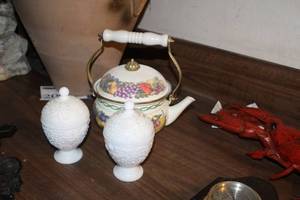 lot 201 image: Vintage Floral Tea Pot (x1), Milk White Serving Dishes with Lids (x2)