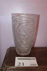 lot 21 image: Crystal Glass Table Vase