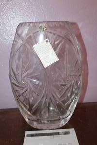 lot 22 image: Crystal Work Julia 24% Lead Crystal Hand Cut Glass Table Vase