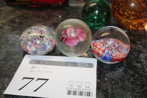lot 77 image: Lot of (3) Decorative Ceramic Egg Table Dcor, Rise In Glass Ball Table Dcor, Cupcakes In Glass Ball Table Decor