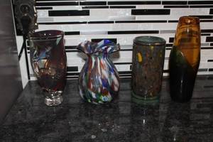 lot 97 image: Lot of (4) Glass Table Vases - Clear Brown, Multi-Color Scalloped Edge, Green with Flecks, Clear BlueBrown