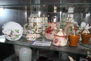 lot 269 image: Lot of (6) 3D Doves on Rose Branch White Ceramic Plate with Stand, Hummingbird Ceramic Candy Dish with Lid, Red Rose Table Vase, Rose Table Dcor with Lid