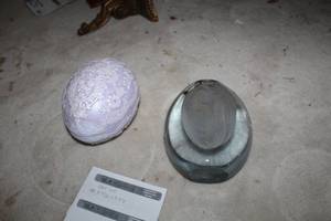 lot 256 image: Lot of (2) Pink Ceramic Egg Candy Bowl with Lid, Lovers Under Glass Table Dcor