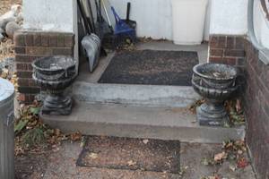 lot 278 image: Lot of (2) Concrete Urn Planter Yard Dcor